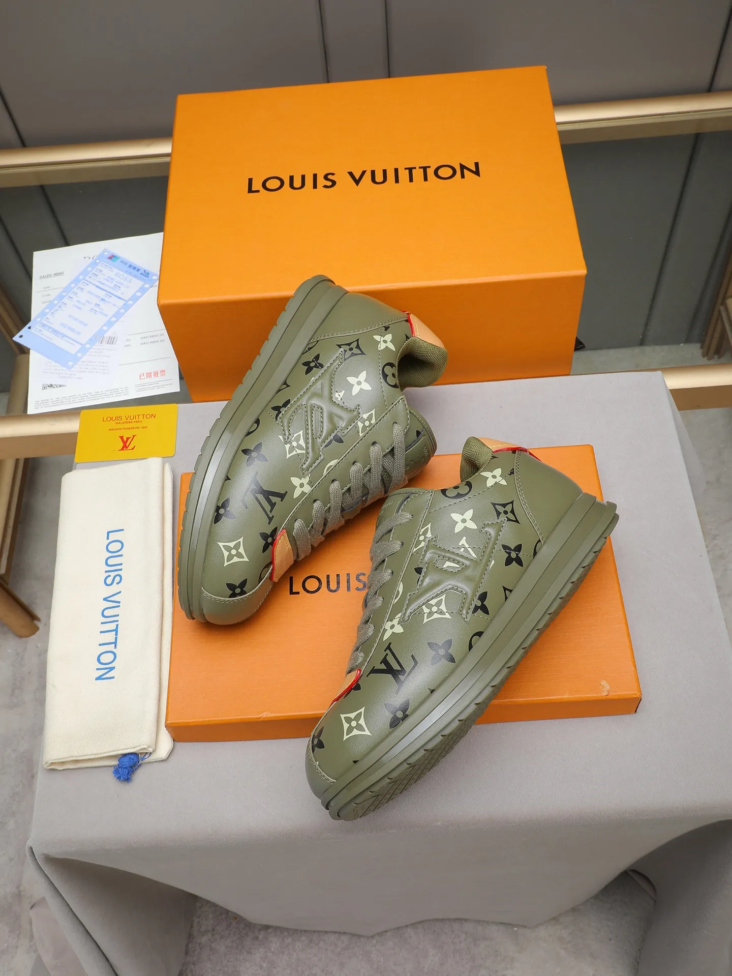 PP560 LV Louis Vuitton L Jialu Brand Runner Tatic Series Thick-soled Casual Sports Shoes Running Shoes Original purchase, development and production This LV Runner Tatic sports shoe combines technical materials such as mesh fabric and ribbons to interpret the inspiration of traditional mountaineering shoes. LV letters are written on one side, the lariat buckle of the quick lacing system is embellished with Monogram flowers and Louis Vuitton logos, and the light and wear-resistant rubber outsole completes the whole. ▪️Fabric: Original imported cowhide + mesh ▪️Inner lining: Original customized breathable mesh ▪️Sole: Original open-molded anti-slip rubber combination material ▪️Size: Men's 38-44 (customized for 45 and 46)
